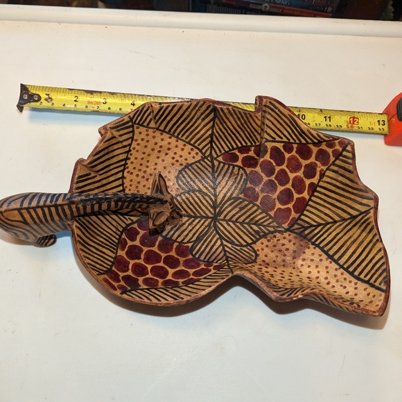 Wood carved bowl with zebra handle - Picture 3 of 3